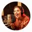 Locutora de voz enérgica grabando un spot publicitario en estudio
